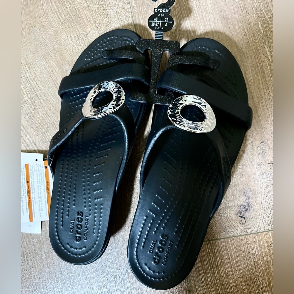 NWT $55 New in bag! Black Crocs Sanrah sandals with silver detailing sz 6